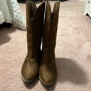 Women’s cowboys boots!! Worn once for wedding!!